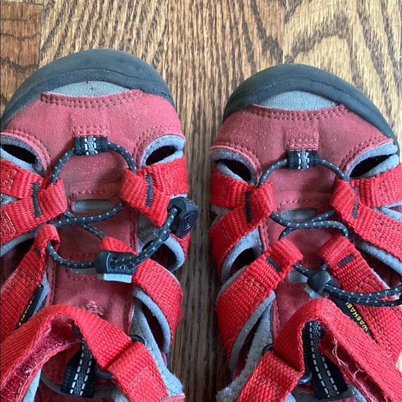 Red/black Keen sandals, size 1 little kid. Great condition, ships quickly - Picture 2 of 11